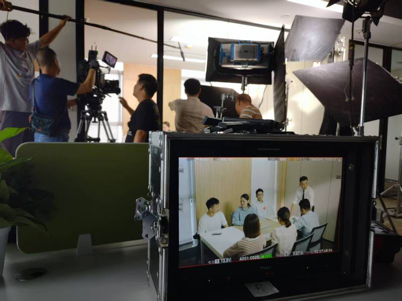 顺庆区TVC拍摄公司：科技产品视觉化大师，诠释未来感与功能美学